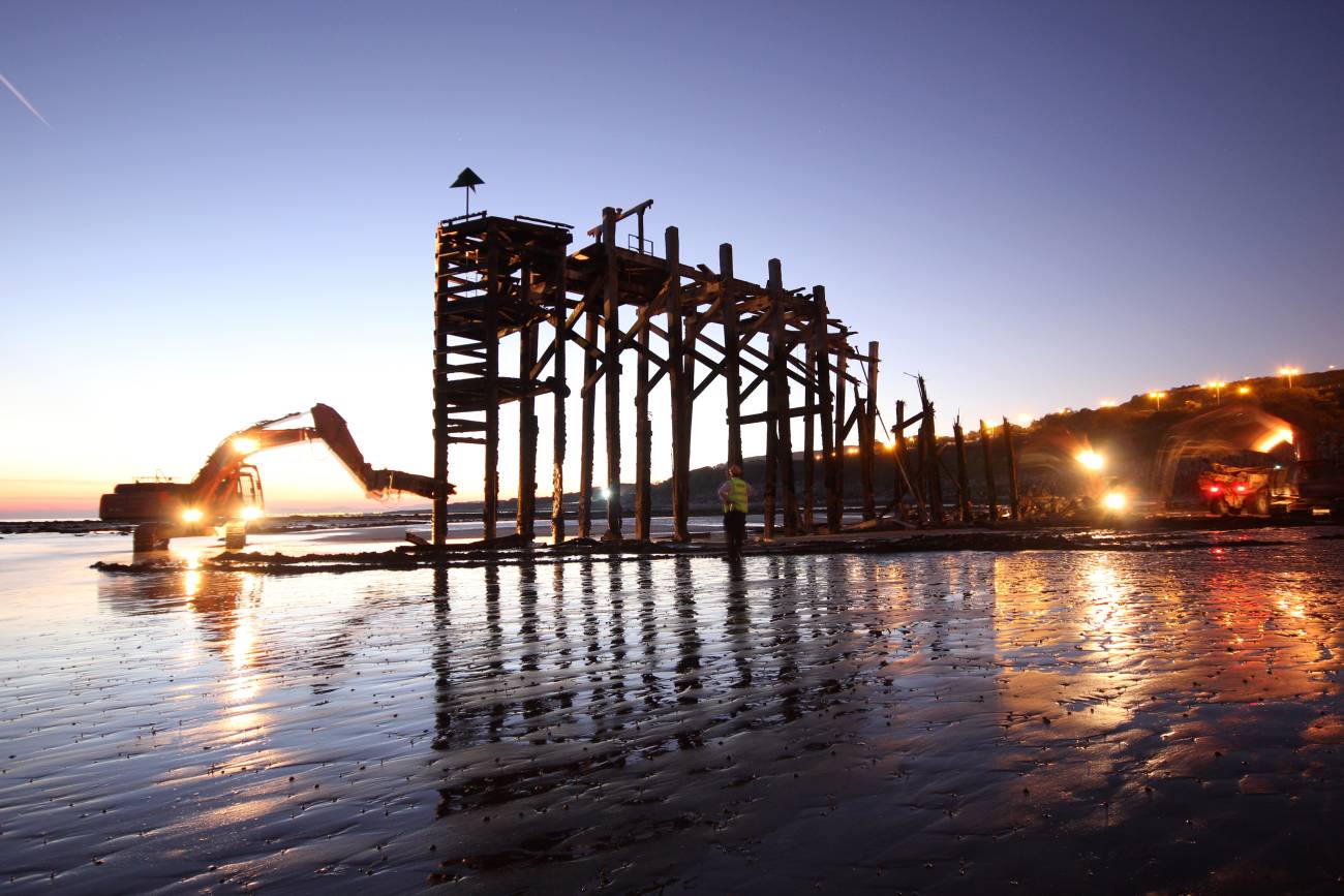 Timber demolition using an excavator